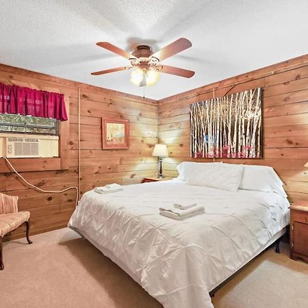 Classic Log Cabin With Fireplace On Quiet River Blowing Rock Eksteriør bilde